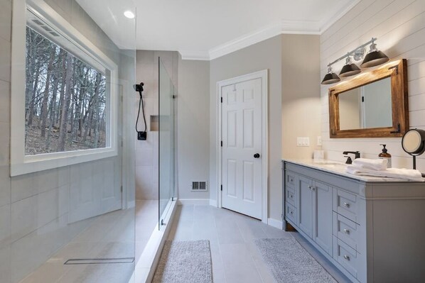 Bathtub, hair dryer, towels, soap - 4.9-Star Rated, Stunning 3600 SF House on Golf Course (Waleska)