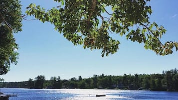 Playa en los alrededores, camastros y toallas de playa