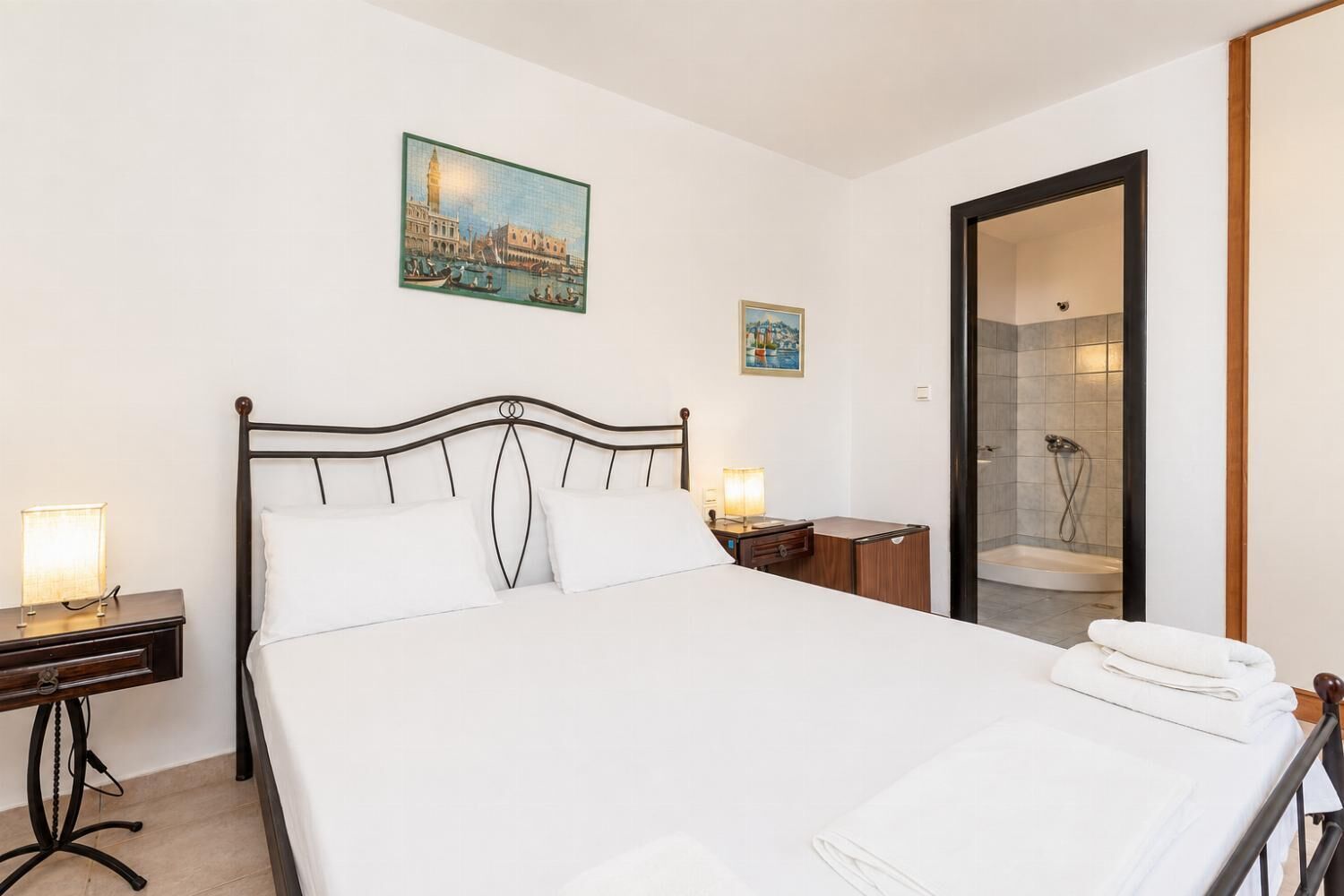 4 habitaciones, tabla de planchar con plancha, cuna de viaje y wifi 