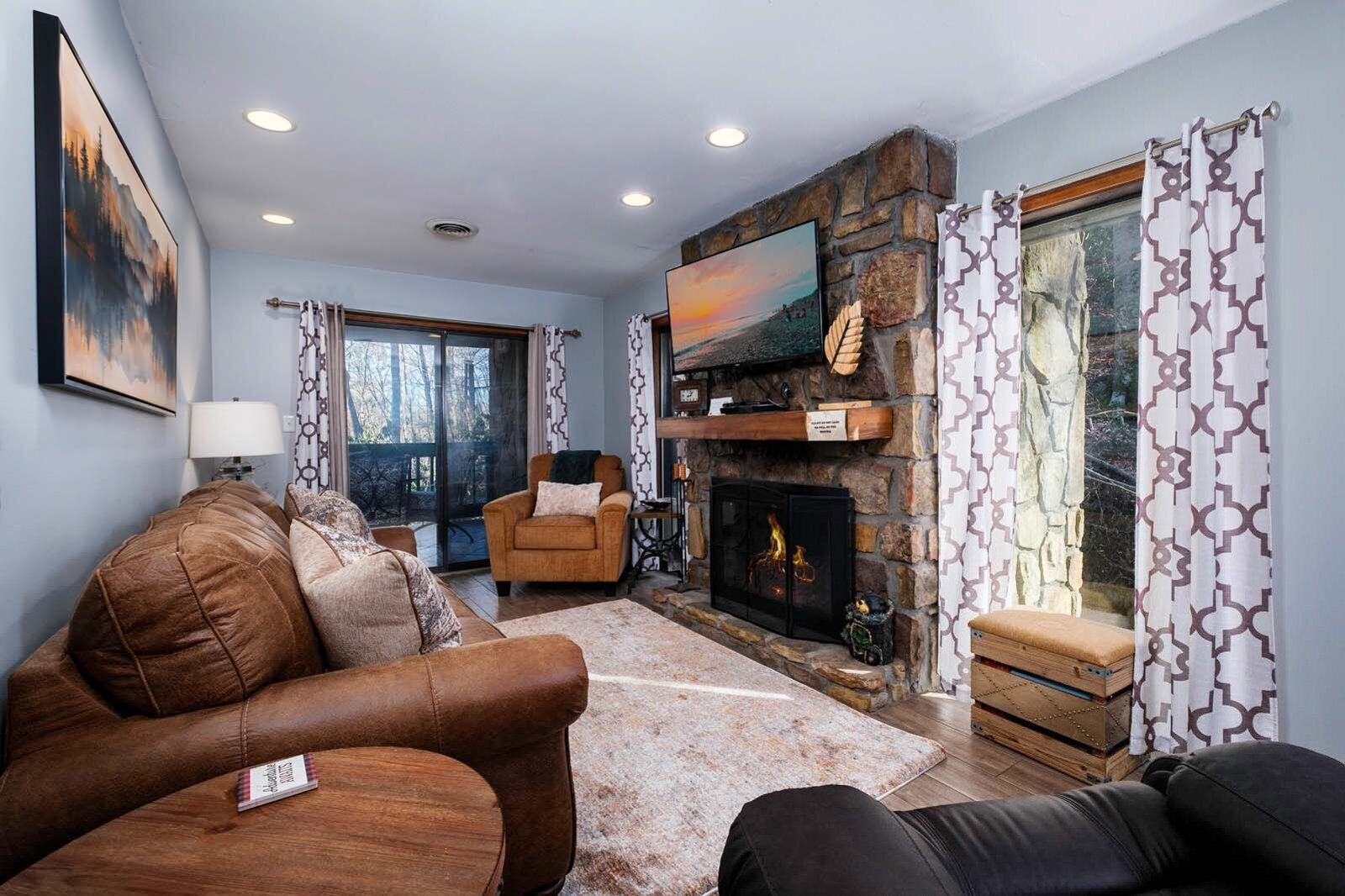 Fernseher, Kamin, DVD-Player, Videothek