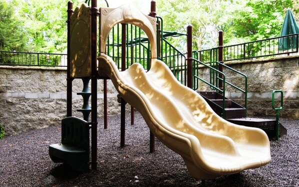 Un parque infantil con un tobogán y unas escaleras.