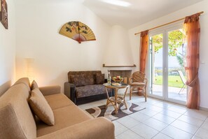 Televisión, chimenea, reproductor de DVD