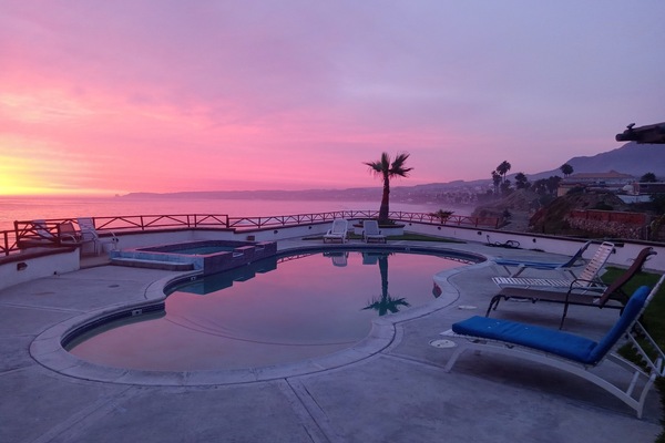 Una piscina al aire libre