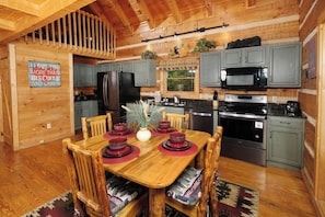 Fridge, microwave, oven, stovetop - Mountain Splendor 1250 - Savor Luxury Amenities (Gatlinburg)