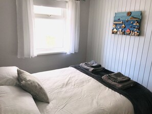 2 bedrooms, iron/ironing board, WiFi, bed sheets - Traeth Arian - Location, location, location.  (Tenby)