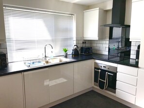 Mikrobølgeovn, oppvaskmaskin, kaffetrakter/tekoker og kjøkkenutstyr