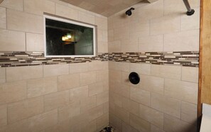 Combined shower/bathtub, towels - Shepherd's Crook 1127 - Player + TV Community + Fireplace + Games (Gatlinburg)