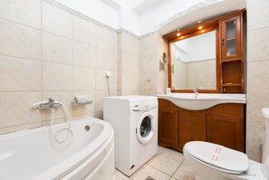 Bañera, secador de pelo, toallas