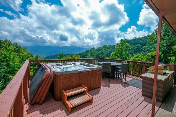 Outdoor dining - Picture Perfect 925 - Luxury Amenities, Mountain Views and Lovely Outdoor Spaces! (Gatlinburg)