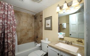 Combined shower/tub, towels