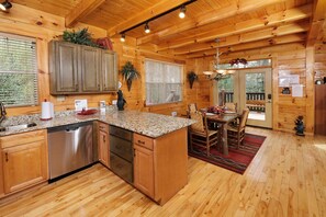 Fridge, microwave, oven, stovetop - Hemlock Ridge 1713 - Mountain View from Hot Tub (Gatlinburg)