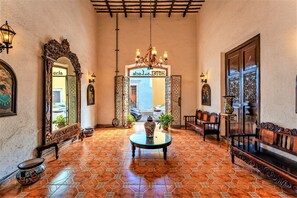 Property entrance - Hotel Santa Lucía (Mérida)
