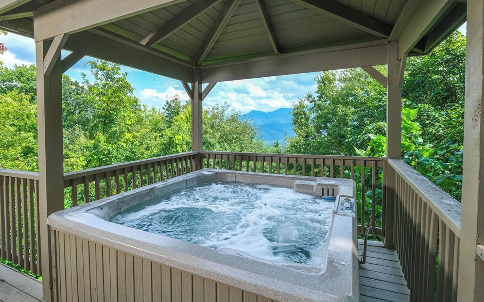 Emperor's View 1428 - Enjoy mountain views from the hot tub while grilling out!