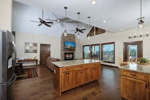 Interior - Relax and Soak with a Mountain View! - Bear Watch 1011 (Gatlinburg)