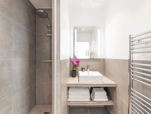 Douche, sèche-cheveux, serviettes fournies, savon