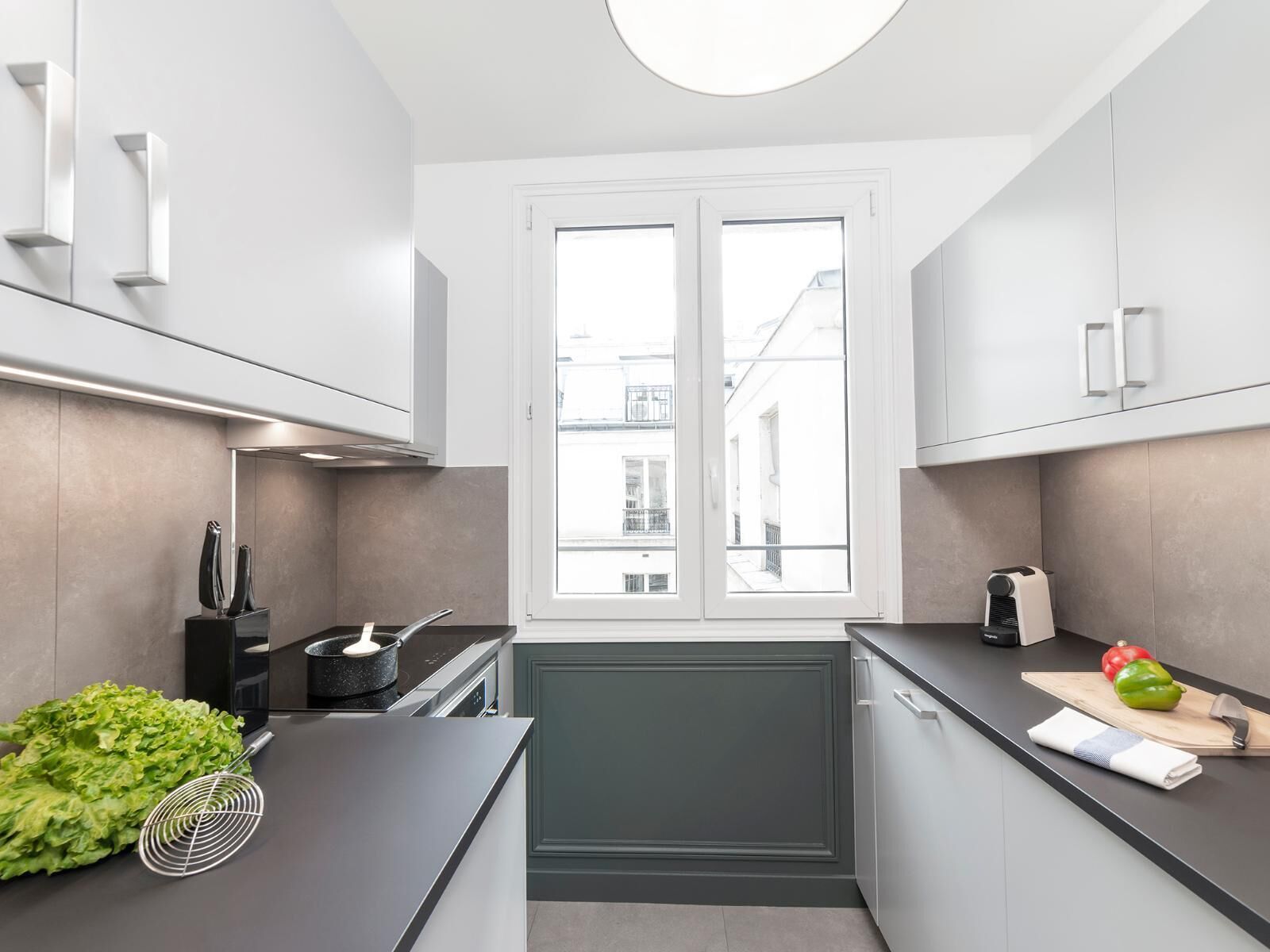 Réfrigérateur, micro-ondes, four, plaque de cuisson