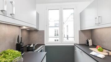 Réfrigérateur, micro-ondes, four, plaque de cuisson