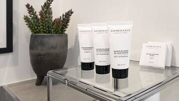 Doccia, asciugacapelli, asciugamani, sapone