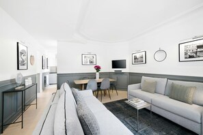 Smart TV - LivinParis | Luxury 2 Bedrooms Opera II (Paris)