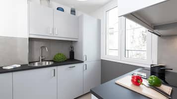 Frigorifero, microonde, forno, piano cottura