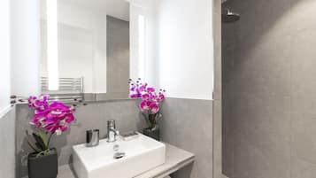 Douche, sĂšche-cheveux, serviettes fournies, savon