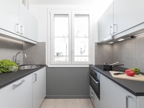 Réfrigérateur, micro-ondes, four, plaque de cuisson