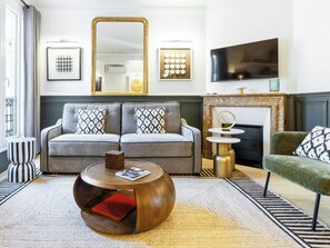 Smart TV, fireplace