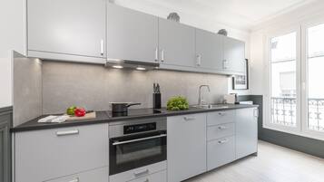 Réfrigérateur, micro-ondes, four, plaque de cuisson