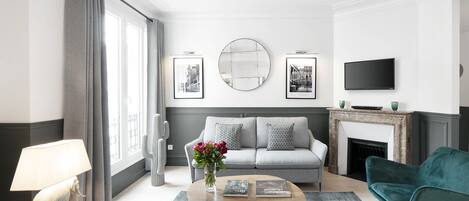 Smart TV, fireplace