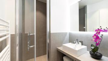 Douche, sĂšche-cheveux, serviettes fournies, savon