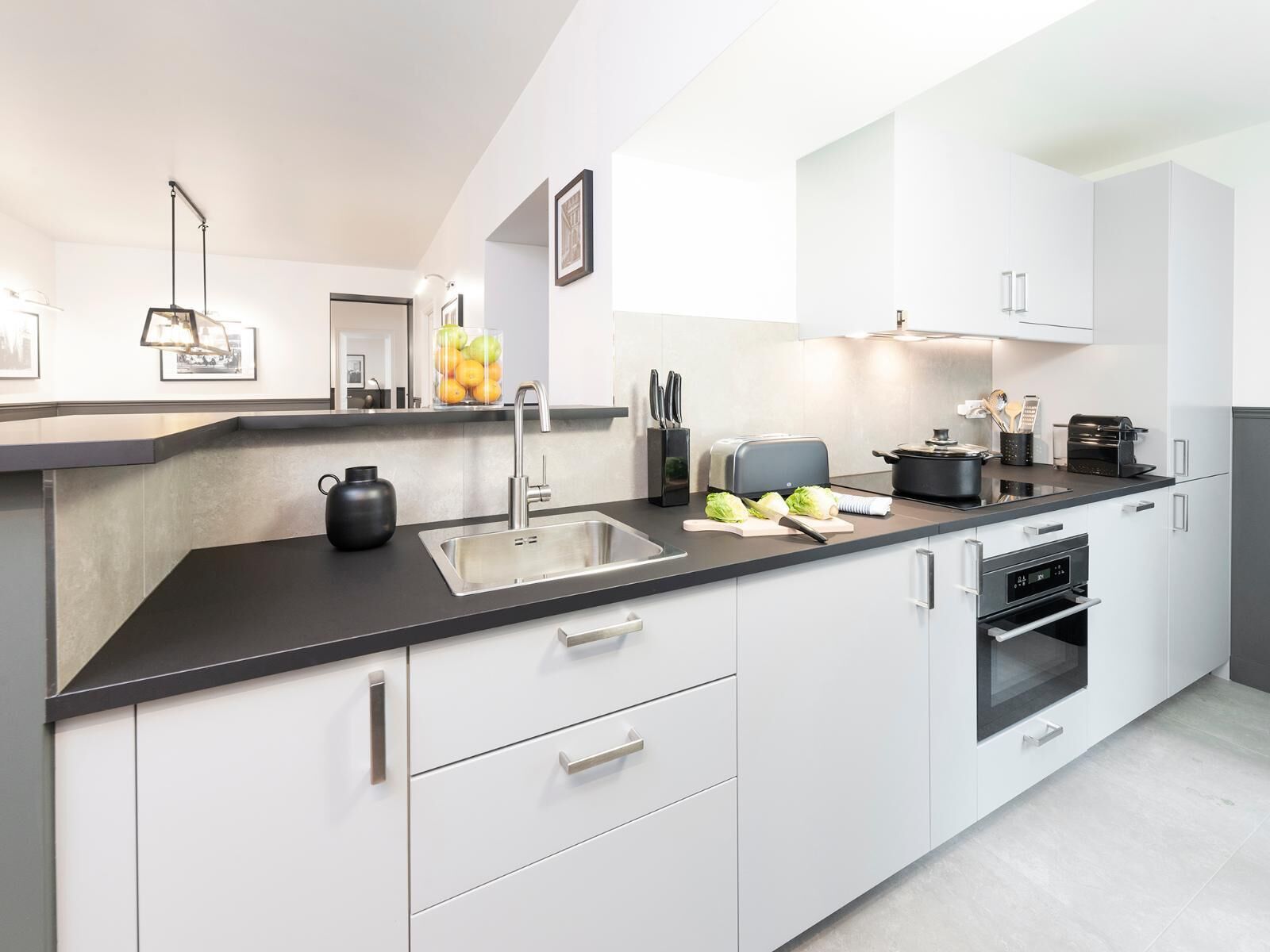 冷蔵庫、電子レンジ、オーブン、コンロ