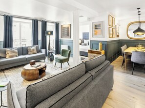 Smart TV - LivinParis | Luxury AC 4 Bedrooms Le Marais I (Paris)