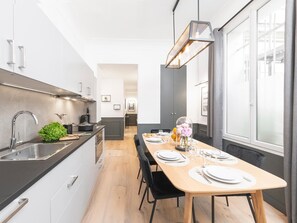 Fridge, microwave, oven, stovetop - LivinParis | Luxury 3 Bedrooms Opera I (Paris)