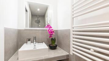 Douche, sèche-cheveux, serviettes fournies, savon