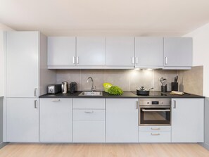 Kühlschrank, Mikrowelle, Ofen, Herdplatte