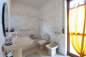 Vasca, asciugacapelli, bidet, sapone