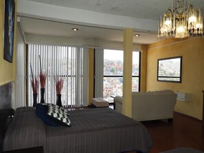 Quarto panorâmico, várias camas, banheiro privativo, vista para a cidade | Cofres nos quartos, individualmente decorados