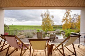 Villa Panoramique, accessible aux personnes à mobilité réduite, salle de bains attenante (Le Lodge) | Terrasse/Patio