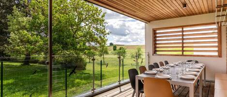 Panoramic-Ferienhaus, Blick auf den Innenhof (Le Deck) | Terrasse/Patio