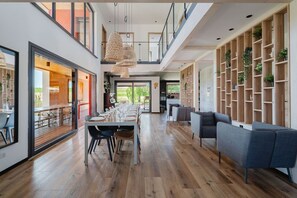Panoramic Villa, Accessible, Ensuite (Le Lodge) | Tempat makan