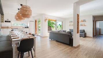 Panoramic Cottage, Courtyard View (Le Deck) | Dining