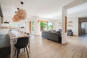 Panoramic Cottage, Courtyard View (Le Deck) | Dining
