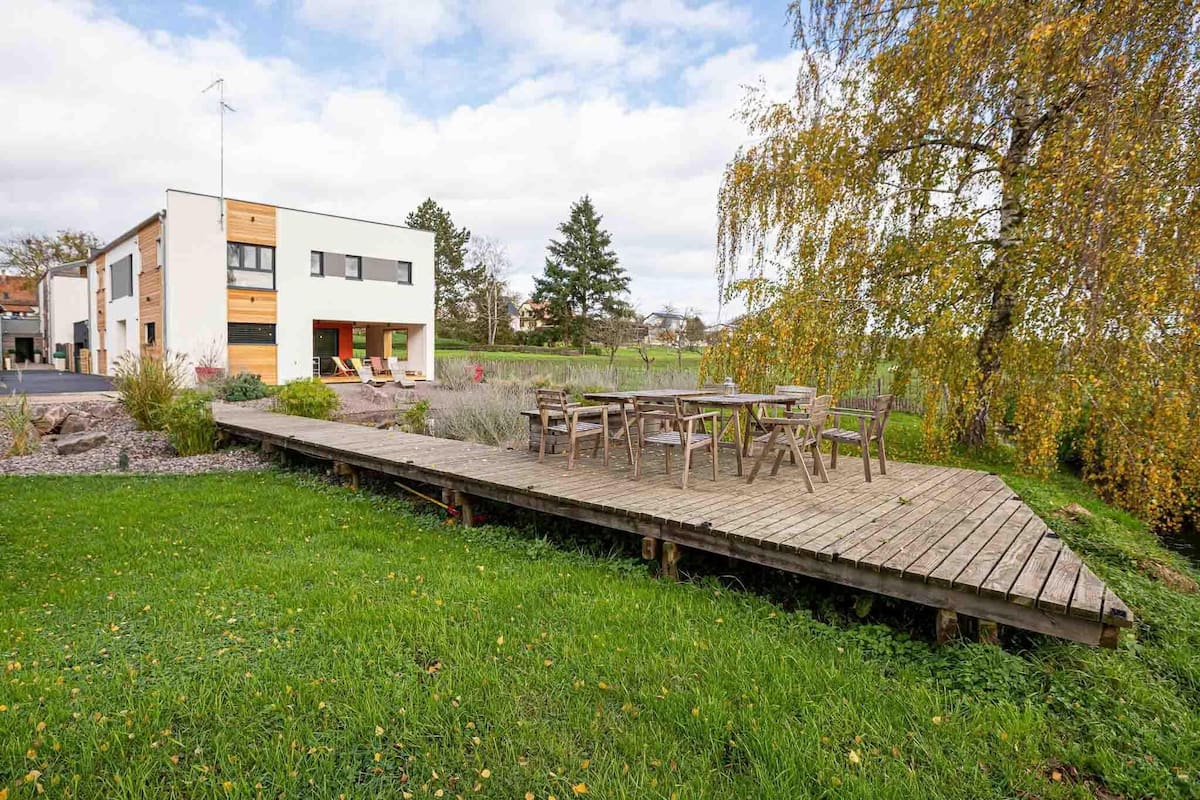 Una casa moderna con terraza y zona de estar al aire libre.