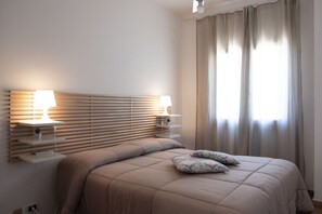 2 habitaciones, escritorio, tabla de planchar con plancha y wifi gratis 