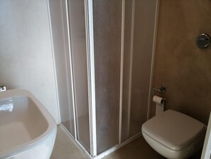 Dutxa, assecador de cabells, bidet i tovalloles 