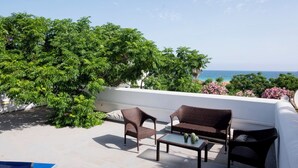 A rooftop terrace with wicker furniture, a table, and a view of the sea. - Villa Azzurra facing the sea (SAN VITO LO CAPO)