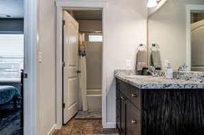 Combined shower/tub, towels