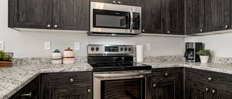 Een koelkast, een magnetron, een oven, een kookplaat