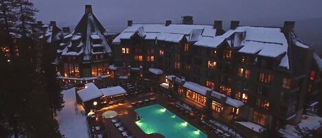 Utendørsbasseng og et oppvarmet basseng