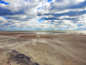 Beach nearby, sun-loungers, beach towels